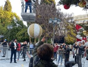 Σία Κοσιώνη: O γιος της απολαμβάνει τη βόλτα του με το ποδήλατο στην Πλάκα