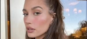 Έτσι θα αντιγράψεις το διακριτικό glam makeup look της Hailey Bieber